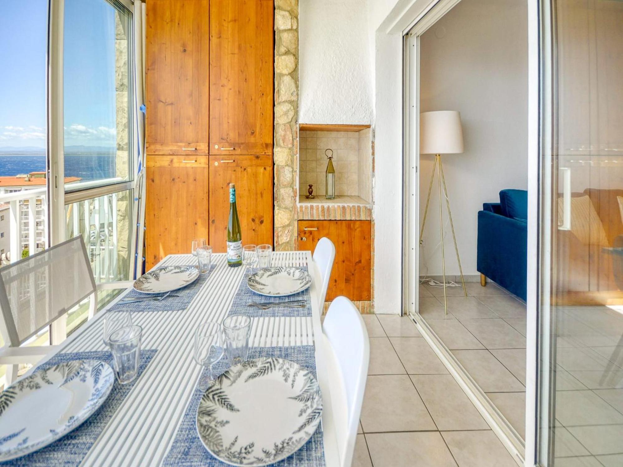 Apartment With Barbecque Roses
